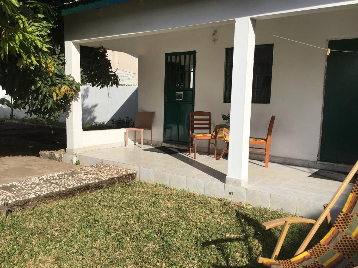 Anns Guesthouse Bakaugambia Eksteriør bilde