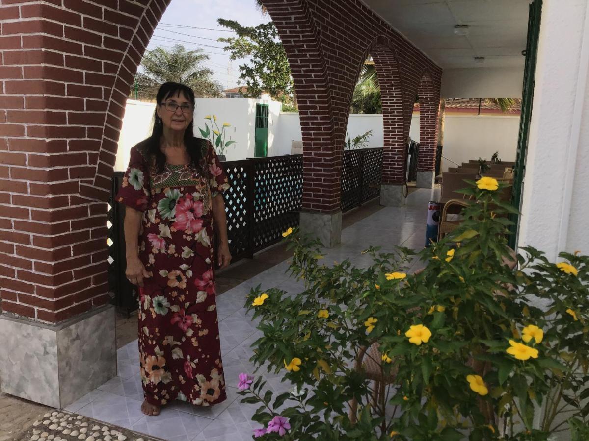 Anns Guesthouse Bakaugambia Eksteriør bilde